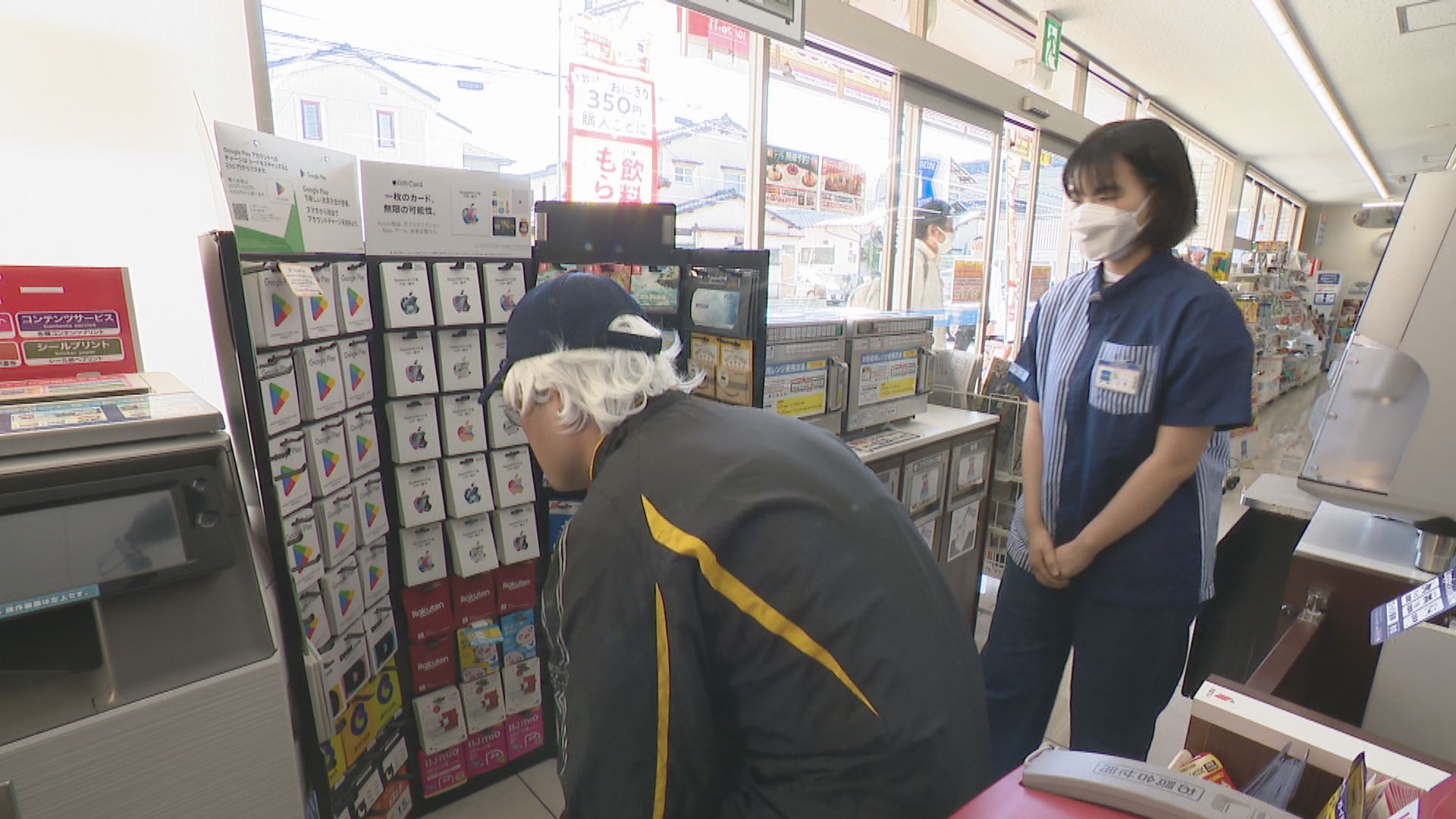 コンビニで“ニセ電話詐欺”被害を防ぐ 電子マネーカードを販売している