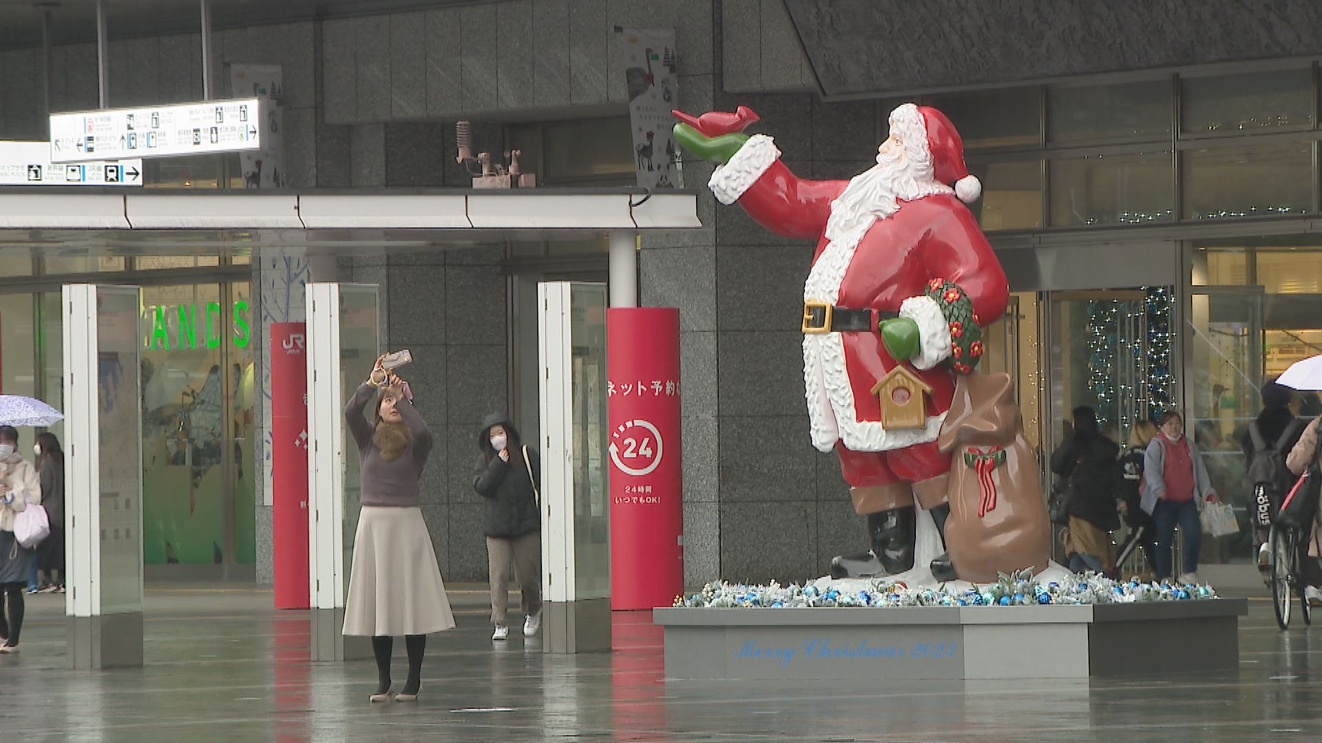 駅も冬の彩り 高さ３メートルの巨大なサンタクロースが博多駅前に登場