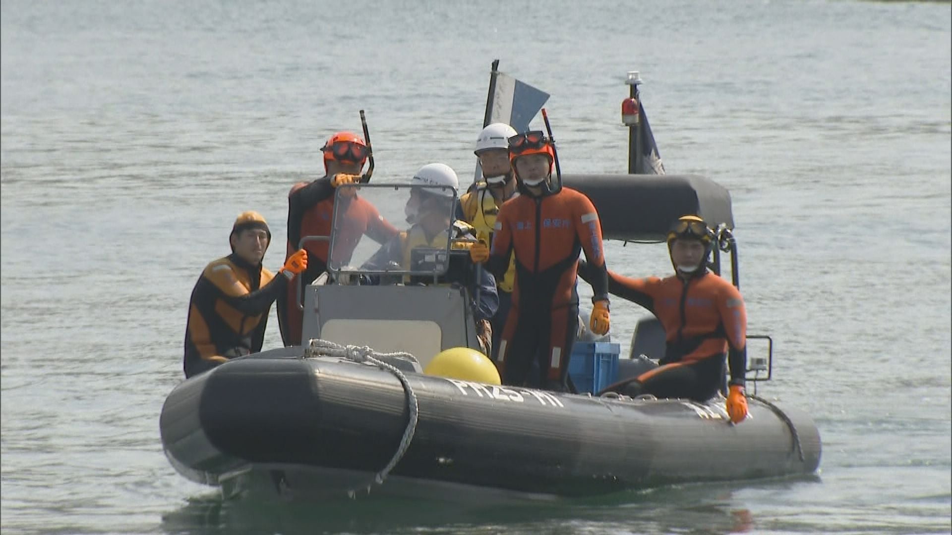 海保の「海猿」20人が集結し潜水訓練、海底に沈んだ人を救い出す
