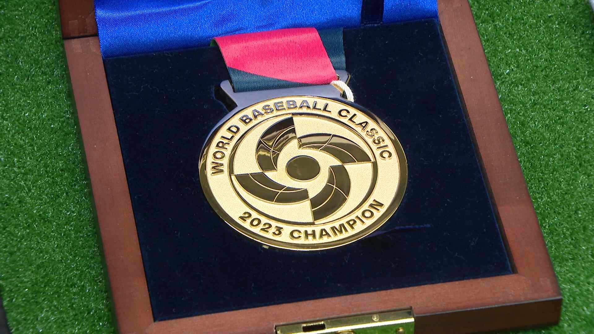 侍ジャパン」ホークス選手のバットなど展示 周東選手のスパイクに