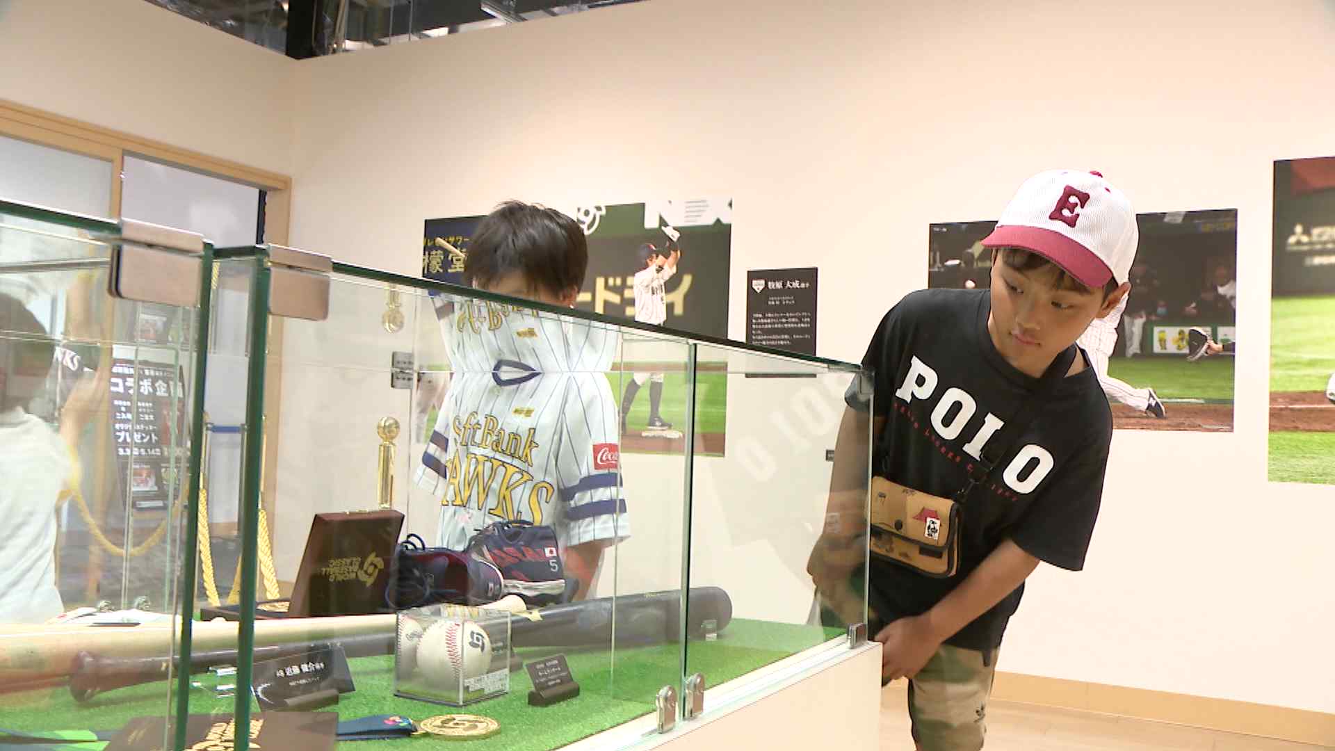侍ジャパン」ホークス選手のバットなど展示 周東選手のスパイクに