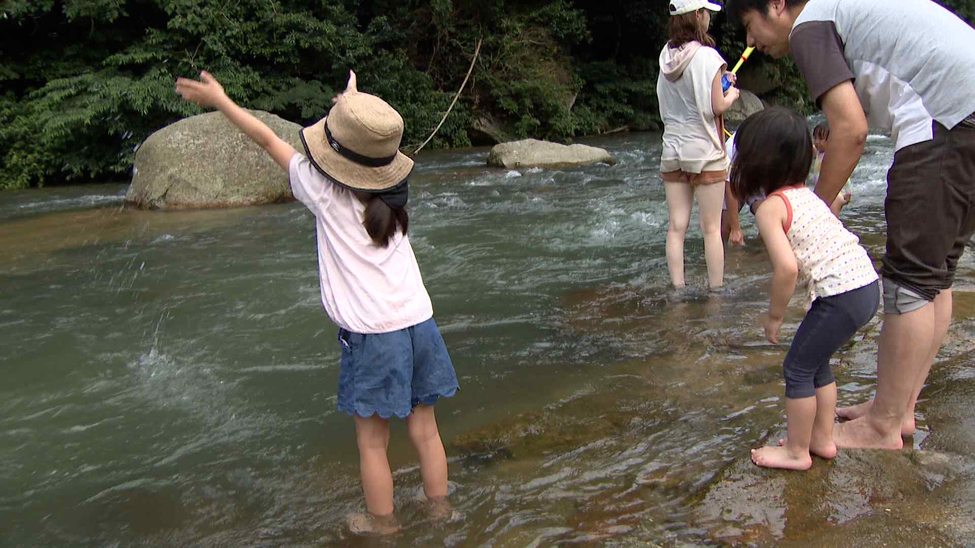 遊んで良いのは膝から下の深さまで「屈折で水深が浅く見える」川の恐怖 遊んで良いのは膝から下の深さまで「屈折で水深が浅く見える」川の恐怖