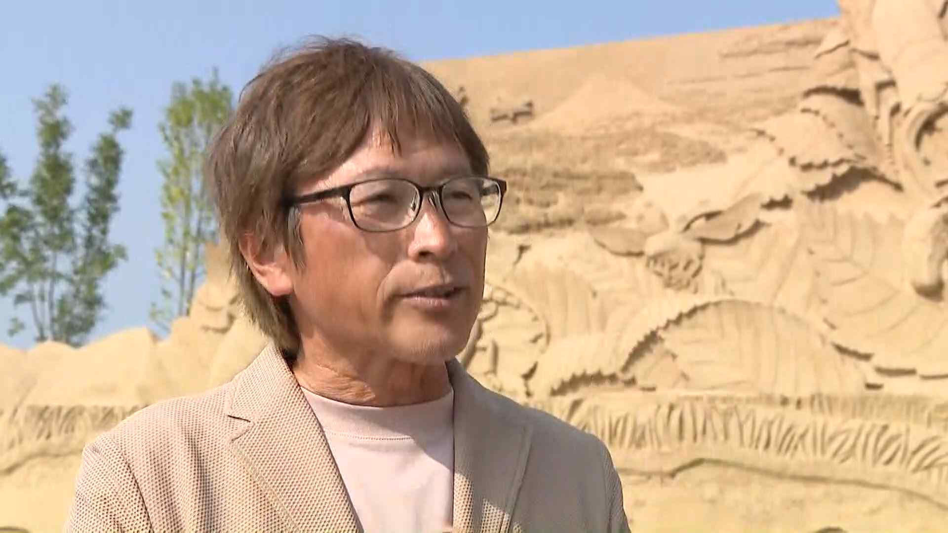 巨大なカブトムシにカマキリ、よく見ると“砂と水”だけでできていた