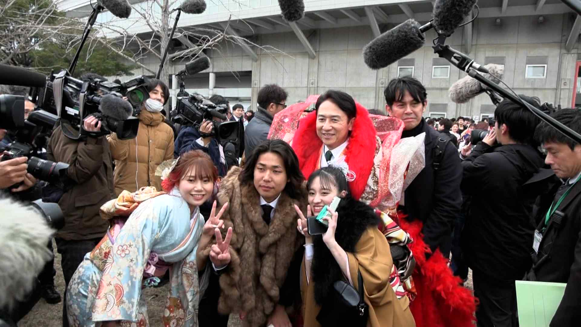 市民が眉をひそめた成人式の“ド派手衣装”は「文化」へ→市長も身につけ