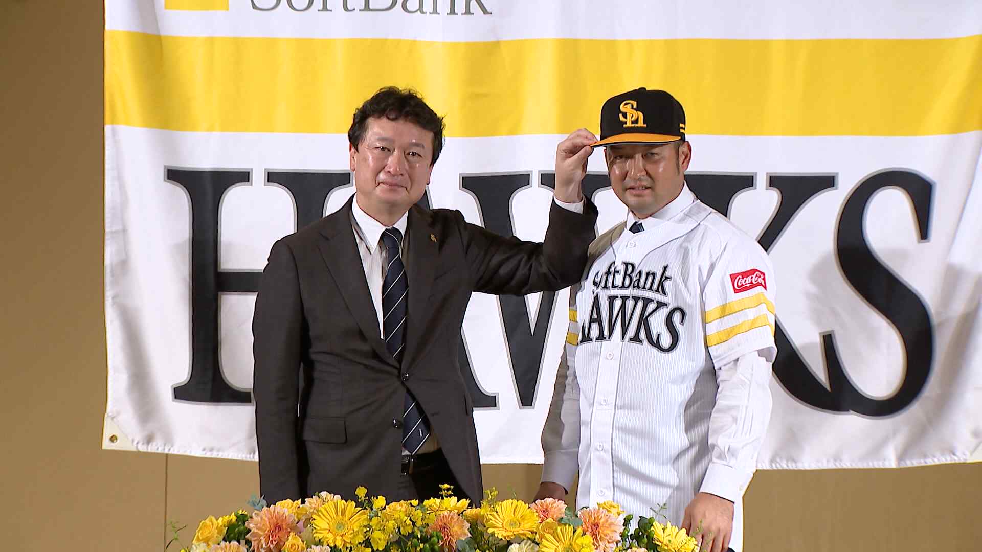 ホークス 嶺井捕手が入団会見「東浜投手とバッテリー組めるなら光栄