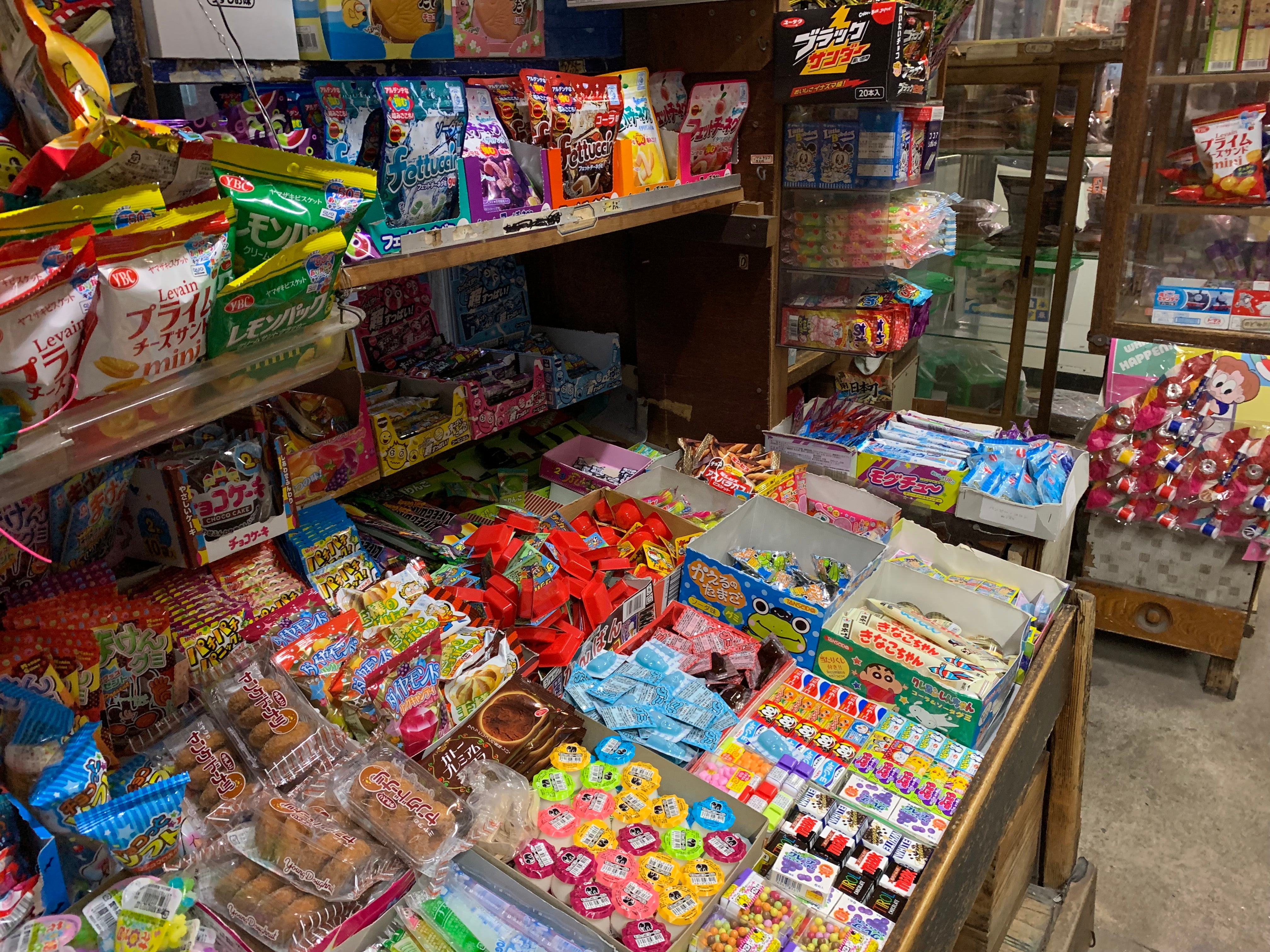 福岡にある朝7時からオープンする駄菓子屋「菊地ガンモ店」 - RKB毎日放送
