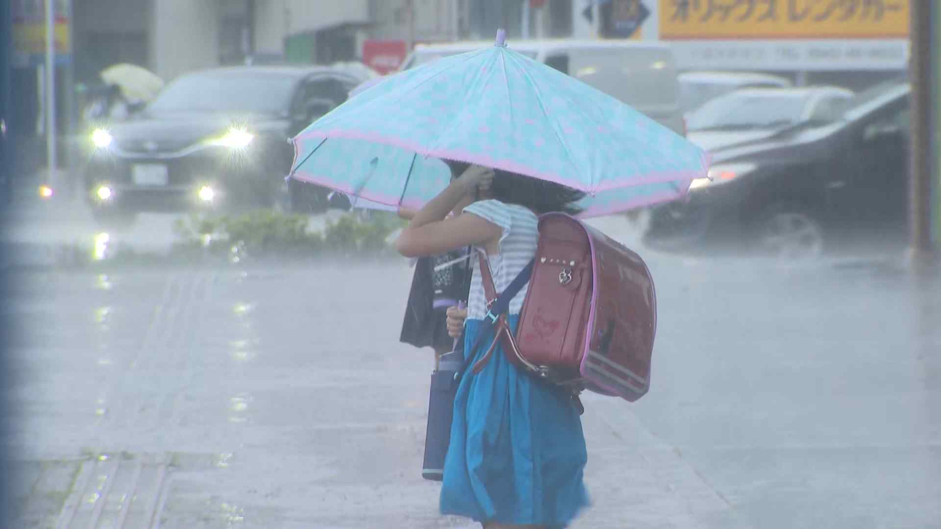 写真で振り返る九州の大雨】「膝まで雨」「タクシー待ちぼうけ」仕事を