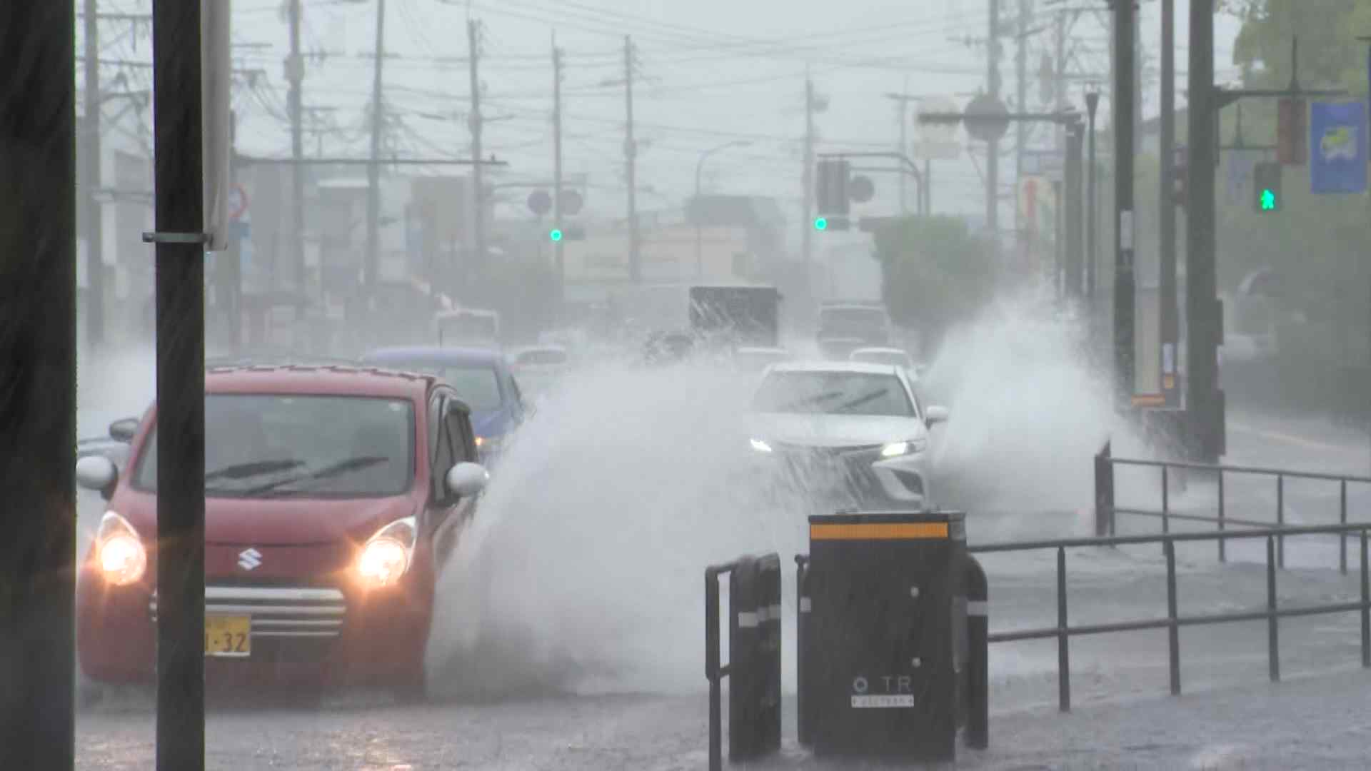 写真で振り返る九州の大雨】「膝まで雨」「タクシー待ちぼうけ」仕事を