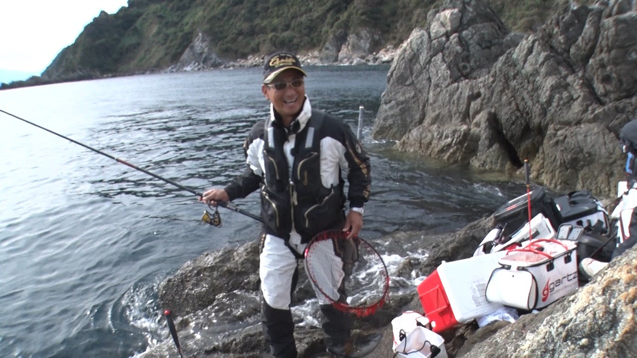 大分県津久見の磯で名人とクロ釣り対決！！ - RKB毎日放送