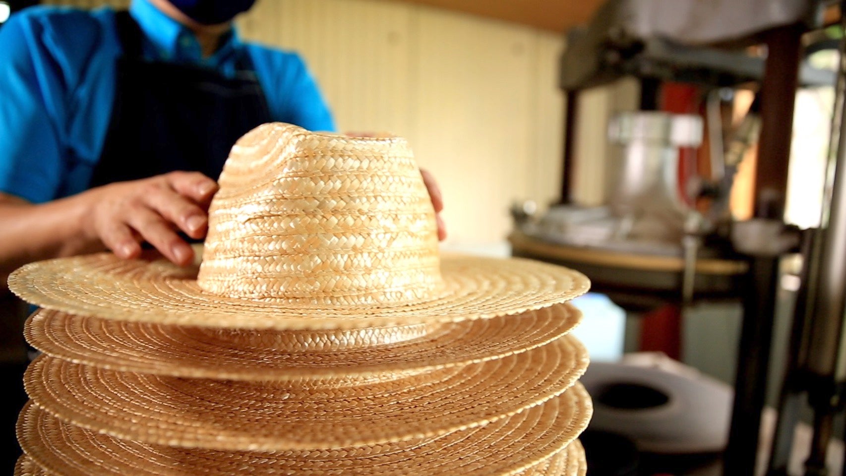 てのしごと】佐賀で唯一の麦わら帽子工房は創業100年！ - RKB毎日放送