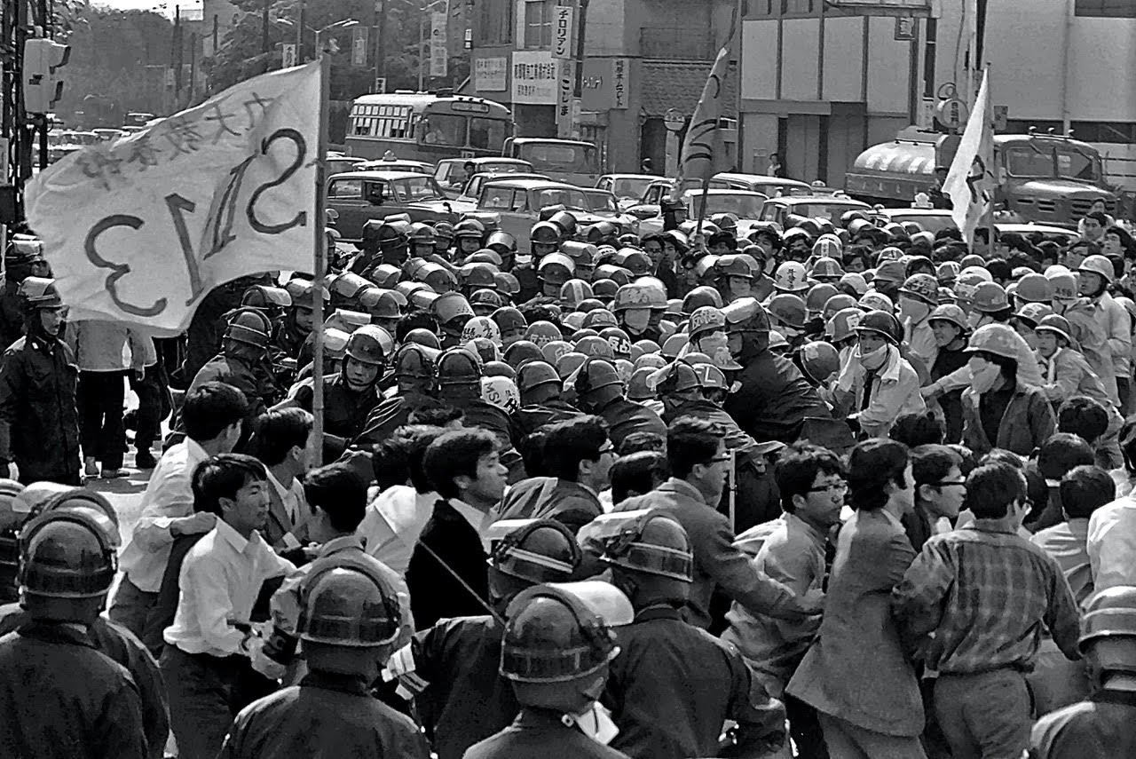 1969年10月14日「九州大学教養部封鎖解除」の現場を捉えた写真約 110 