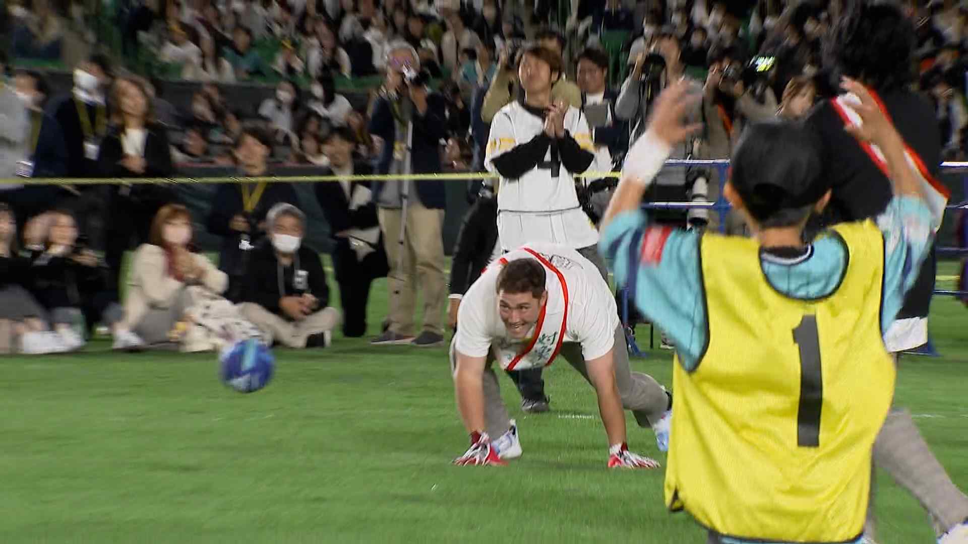 テーマは“学園祭”ホークス選手らがブレザー姿を披露～ファンフェス「鷹 