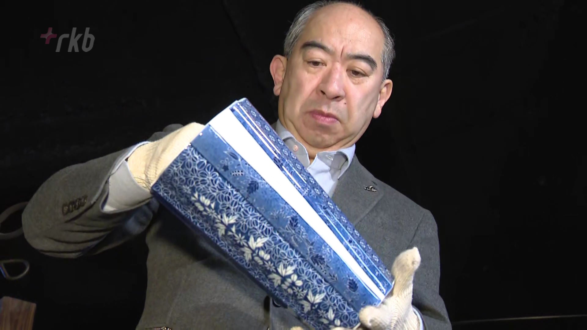 有田焼の人間国宝、十四代今泉今右衛門さんが「初窯出し」 - RKB毎日放送