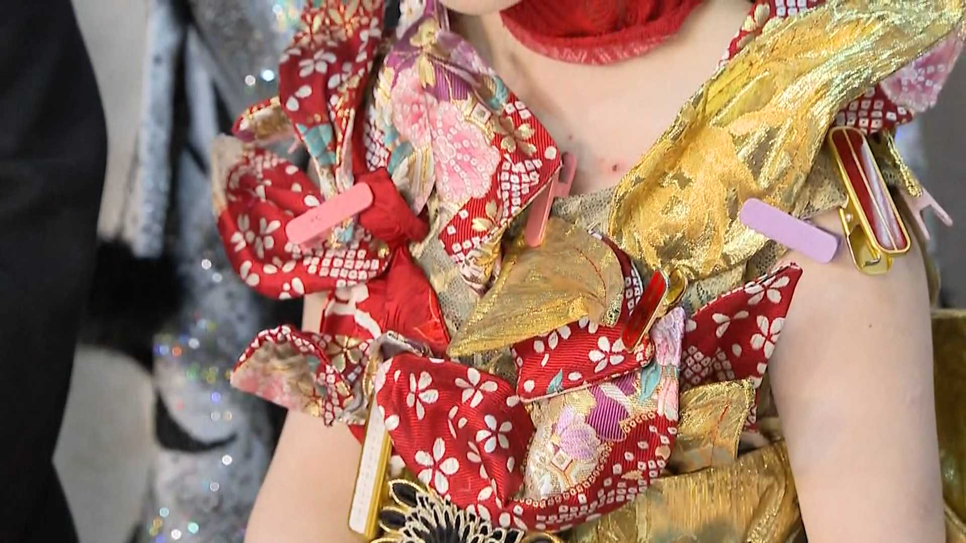 成人式の「ド派手衣装」がパリコレへ…モデルの齊藤菜桜さん（19）が