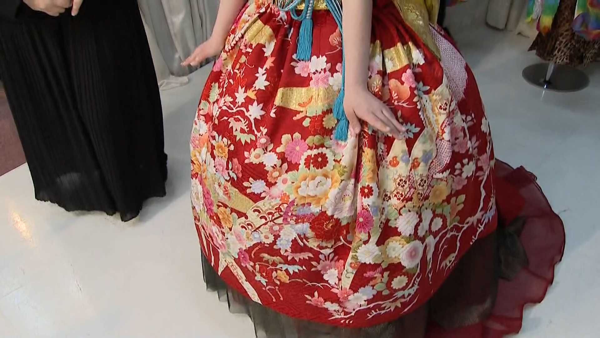 成人式の「ド派手衣装」がパリコレへ…モデルの齊藤菜桜さん（19）が