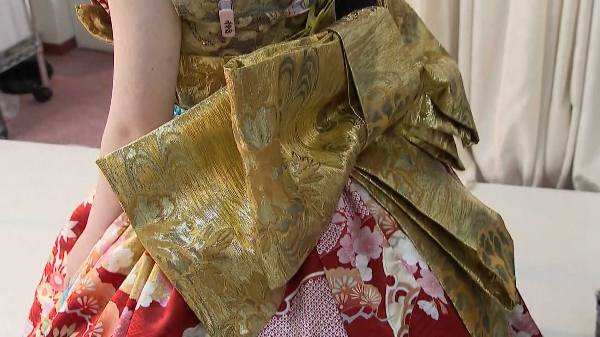 成人式の「ド派手衣装」がパリコレへ…モデルの齊藤菜桜さん（19）が