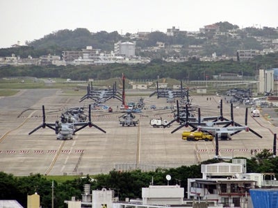 米軍基地と沖縄県宜野湾市の街並み