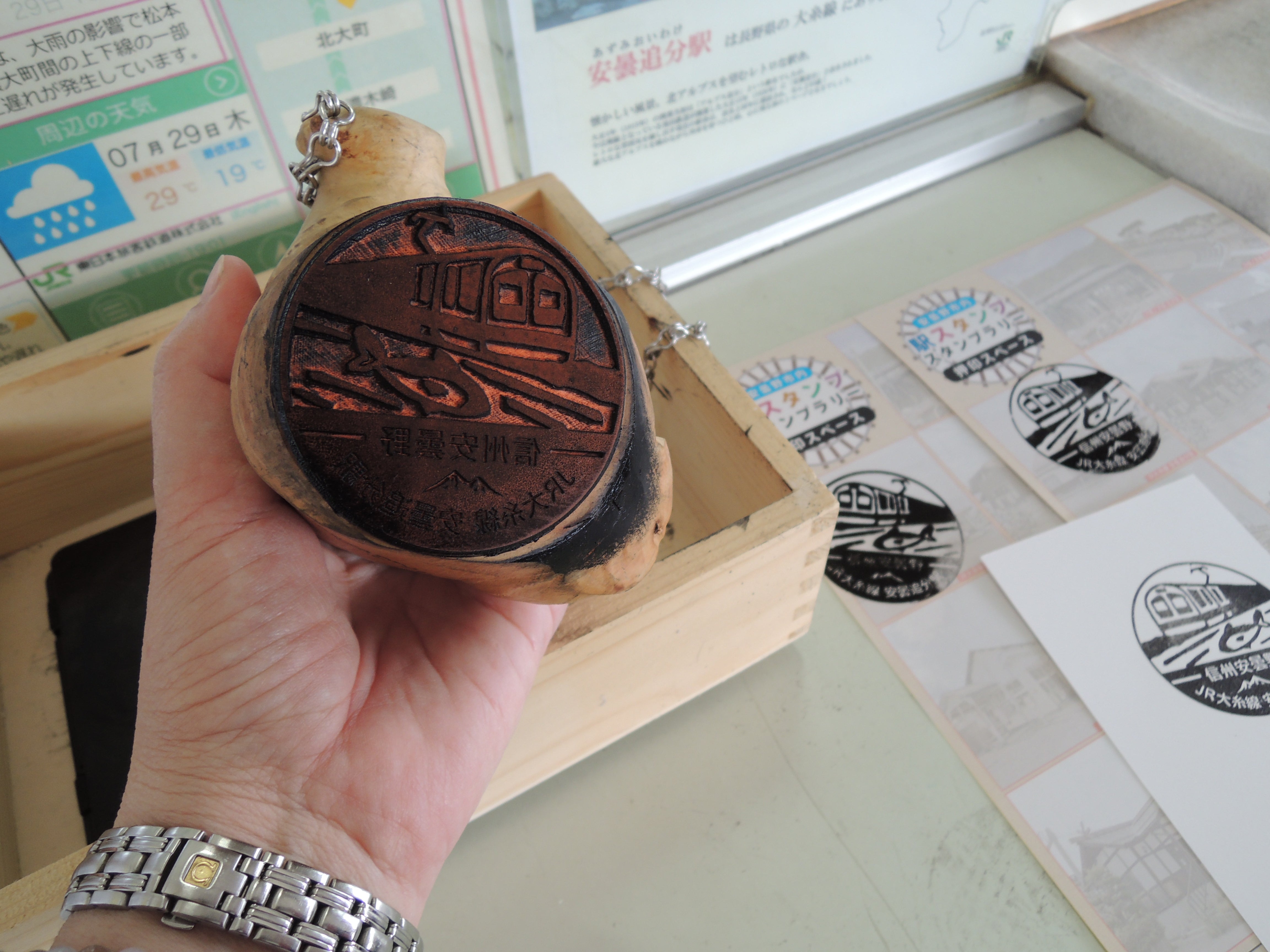 JR大糸線各駅にはリンゴの木でできた記念スタンプがある！～安曇野市