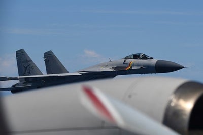 海自のP-3Cに接近する中国の戦闘機＝防衛省提供