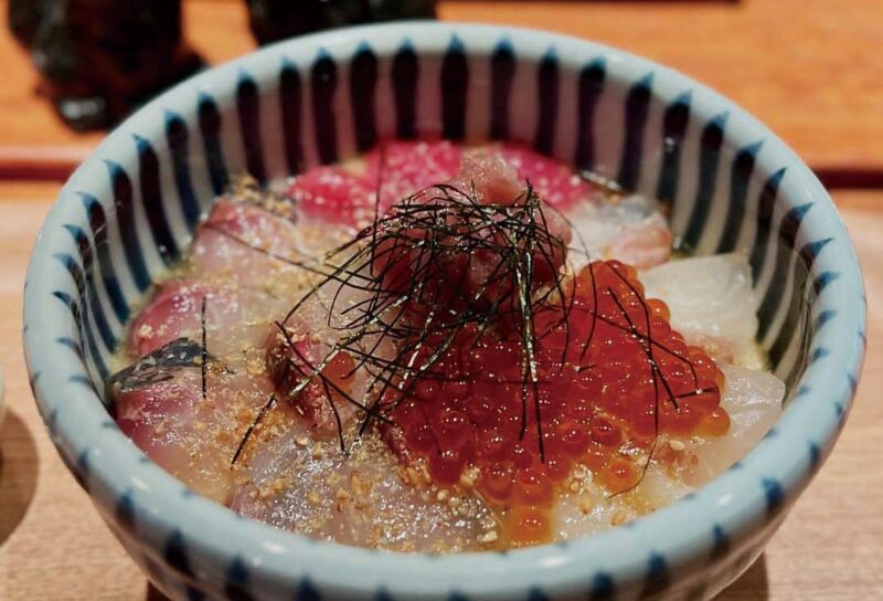 メニューは8種類の丼のみ 盛り付けがなんとも綺麗で食べるのが